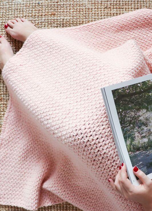 couverture crochetée rose