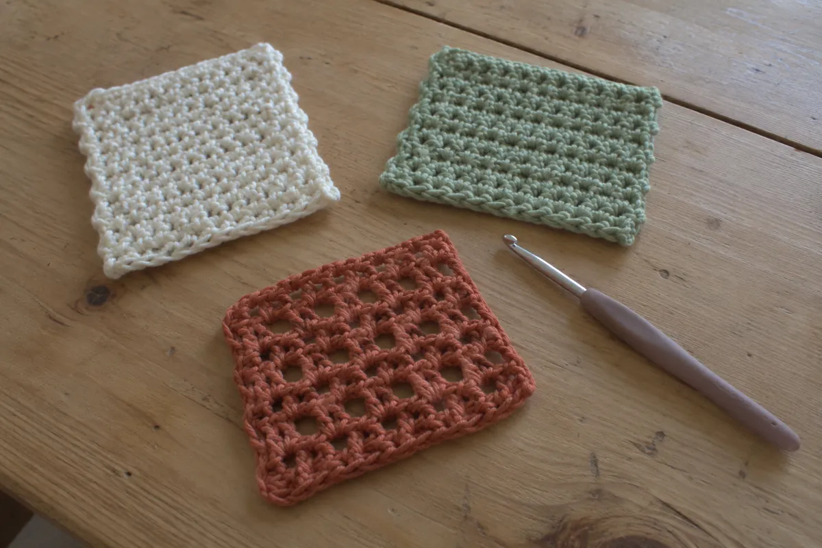 Trois échantillons de crochet aux textures et aux couleurs différentes.
